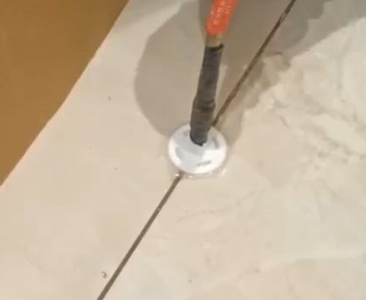 东兰瓷砖空鼓维修公司专业解答瓷砖在铺贴过程中，如果没有涂抹均匀到位的粘结材料（如水泥砂浆或瓷砖胶），可能会导致以下问题
