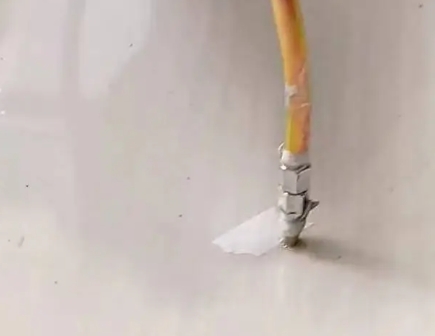 东兰瓷砖空鼓维修公司专业解答在瓷砖铺贴过程中，如果使用的砂料过粗（如全部使用了粗砂），可能会导致以下问题
