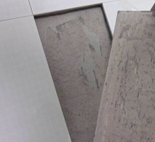 东兰瓷砖空鼓维修公司分享瓷砖铺贴时如果打浆（即涂抹在瓷砖背面和基层上的砂浆或瓷砖胶）过少，会带来以下问题